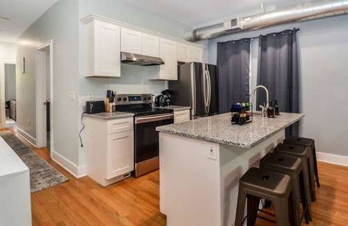 Midtown Apartment | This apartment is a 2 bedroom(s), 1 bathrooms, located in Detroit, MI.