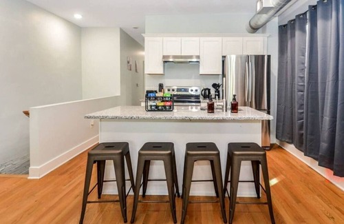 Midtown Apartment | This apartment is a 2 bedroom(s), 1 bathrooms, located in Detroit, MI.