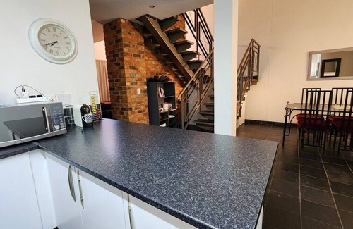 Greater Johannesburg Metropolitan Area Apartment | This apartment is a 2 bedroom(s), 2.5 bathrooms, located in Sandton, Gauteng.