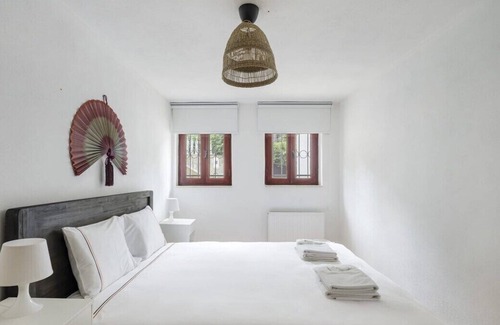 Bebek Apartment | This apartment is a 2 bedroom(s), 1 bathrooms, located in Beşiktaş, İstanbul.