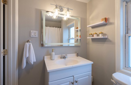 Wanskuck Apartment | This apartment is a 4 bedroom(s), 2 bathrooms, located in Providence, RI.