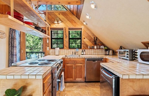 West Village Apartment | This apartment is a 1 bedroom(s), 1 bathrooms, located in Shaver Lake, CA.