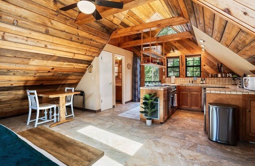 West Village Apartment | This apartment is a 1 bedroom(s), 1 bathrooms, located in Shaver Lake, CA.