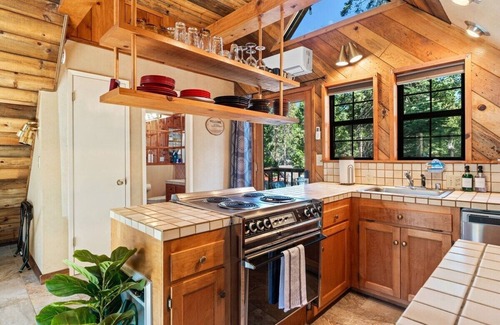 West Village Apartment | This apartment is a 1 bedroom(s), 1 bathrooms, located in Shaver Lake, CA.