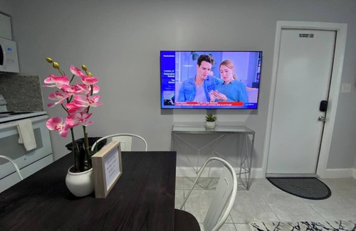 Hollywood Apartment | This apartment is a 1 bedroom(s), 1 bathrooms, located in Fort Lauderdale, FL.