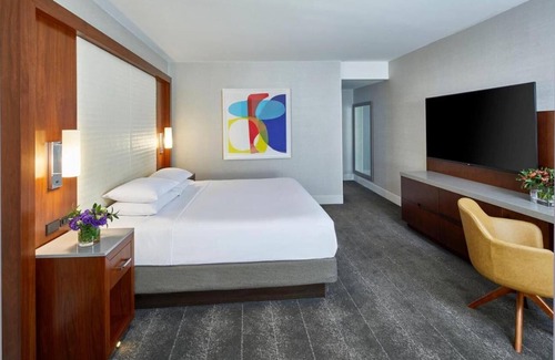 Peachtree Center Apartment | This Atlanta Hyatt Regency is 7 minutes’ walk from World of Coca-Cola and the Georgia Aquarium .
