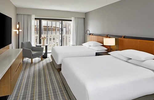 Peachtree Center Apartment | This Atlanta Hyatt Regency is 7 minutes’ walk from World of Coca-Cola and the Georgia Aquarium .
