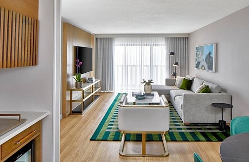 Peachtree Center Apartment | This Atlanta Hyatt Regency is 7 minutes’ walk from World of Coca-Cola and the Georgia Aquarium .