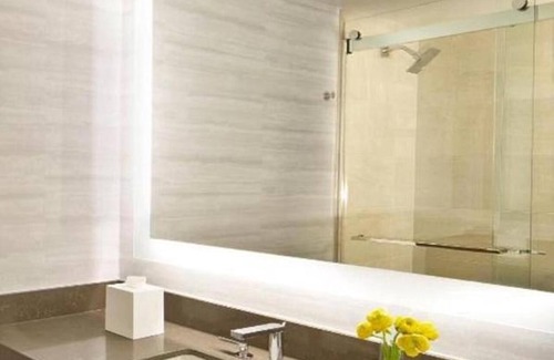 Peachtree Center Apartment | This Atlanta Hyatt Regency is 7 minutes’ walk from World of Coca-Cola and the Georgia Aquarium .
