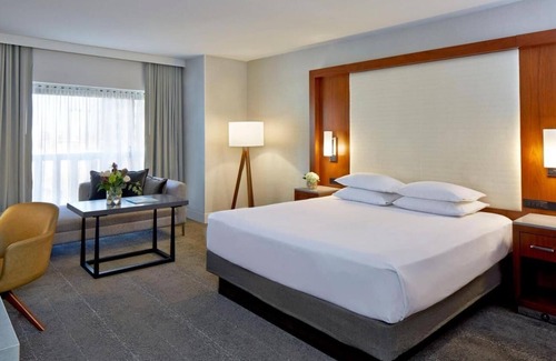 Peachtree Center Apartment | This Atlanta Hyatt Regency is 7 minutes’ walk from World of Coca-Cola and the Georgia Aquarium .