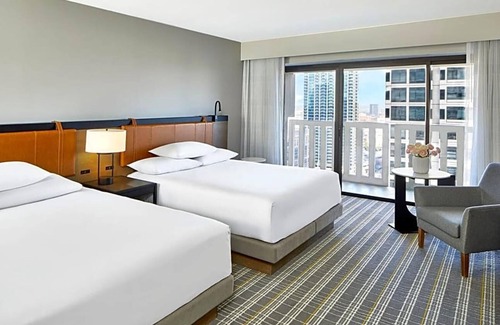 Peachtree Center Apartment | This Atlanta Hyatt Regency is 7 minutes’ walk from World of Coca-Cola and the Georgia Aquarium .