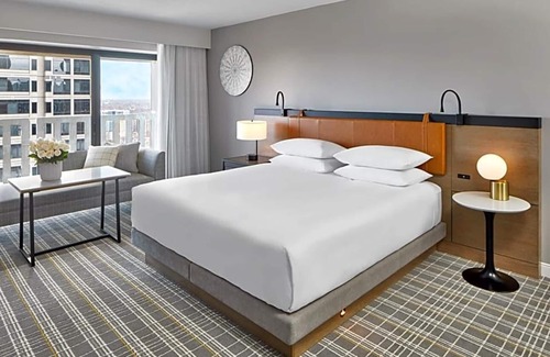 Peachtree Center Apartment | This Atlanta Hyatt Regency is 7 minutes’ walk from World of Coca-Cola and the Georgia Aquarium .