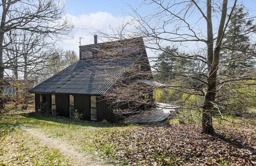 Tisvildeleje House | This attractive wooden house welcomes you in a wooded residential area of Tisvildeleje.