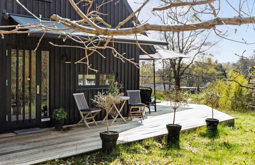 Tisvildeleje House | This attractive wooden house welcomes you in a wooded residential area of Tisvildeleje.