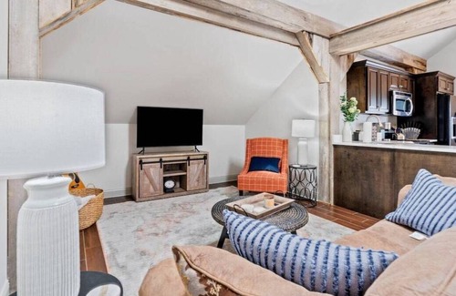 Midway House | This barn is a 2 bedroom(s), 1.5 bathrooms, located in Midway, KY.