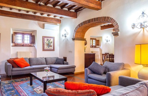 Subbiano House | This beautiful and characteristic villa with outbuildings is the ideal solution for your vacation in