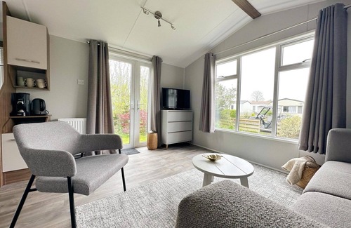 Sint Maarten House | This brand new chalet is located on the edge of the park with a view of the meadows and the Valkogerdijk. It has an enclosed garden with a lovely terrace.