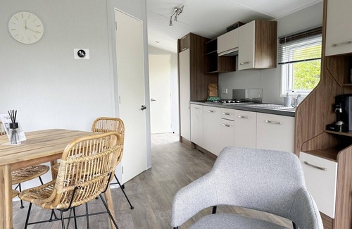 Sint Maarten House | This brand new chalet is located on the edge of the park with a view of the meadows and the Valkogerdijk. It has an enclosed garden with a lovely terrace.