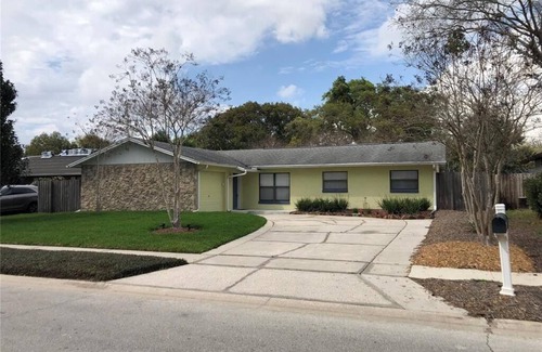 Longwood House | This Charming House with an outdoor pool, 3 bedrooms, 2 full baths.