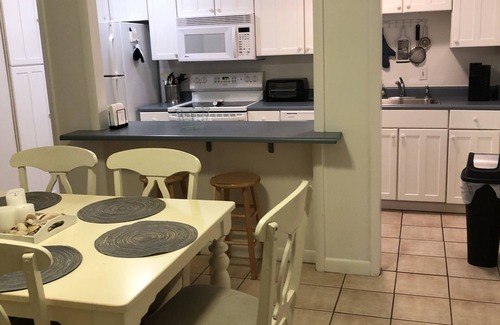 Demere Park Condo | This condo is a stroll to the pier and 10 restaurants and 1.2 miles to beach!