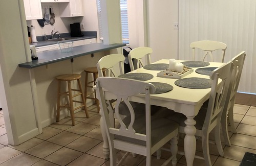 Demere Park Condo | This condo is a stroll to the pier and 10 restaurants and 1.2 miles to beach!
