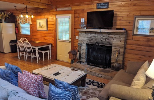 Townsend Cabin | This cute mountain home is perfect for your family getaway