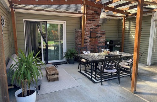 Camas Cottage | This cute well appointed cottage in quiet Camas, WA is just mins away from PDX