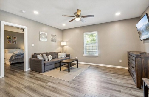 Buckroe Beach House | This guest house is a 1 bedroom(s), 1 bathrooms, located in Hampton, VA.