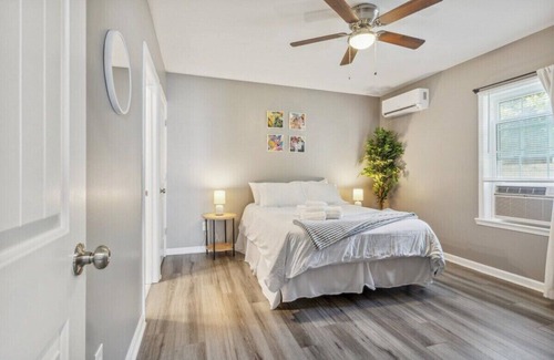 Buckroe Beach House | This guest house is a 1 bedroom(s), 1 bathrooms, located in Hampton, VA.