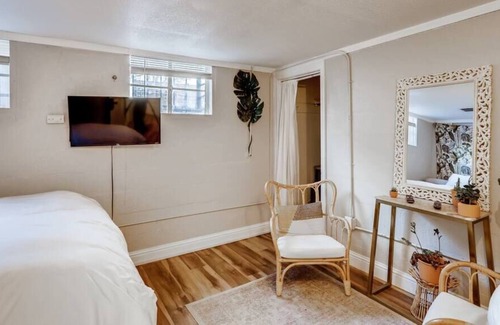 Baker Apartment | This guest suite is a 1 bedroom(s), 1 bathrooms, located in Denver, CO.