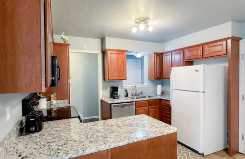 Business District Apartment | This guest suite is a 3 bedroom(s), 2 bathrooms, located in Oklahoma City, OK.