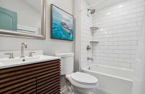 Buckroe Beach House | This house is a 1 bedroom(s), 1 bathrooms, located in Hampton, VA.