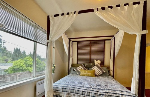Haller Lake House | This house is a 10 bedroom(s), 4 bathrooms, located in Seattle, WA.