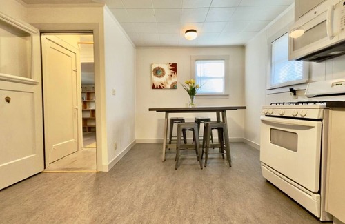Olympia House | This house is a 2 bedroom(s), 1 bathrooms, located in Olympia, WA.