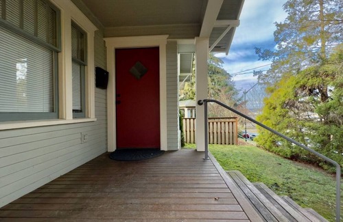 Olympia House | This house is a 2 bedroom(s), 1 bathrooms, located in Olympia, WA.