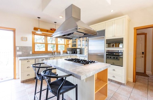 Poplar Point House | This house is a 3 bedroom(s), 3 bathrooms, located in Kelowna, BC.