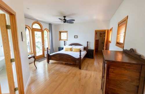Poplar Point House | This house is a 3 bedroom(s), 3 bathrooms, located in Kelowna, BC.