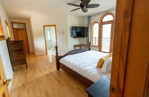 Poplar Point House | This house is a 3 bedroom(s), 3 bathrooms, located in Kelowna, BC.