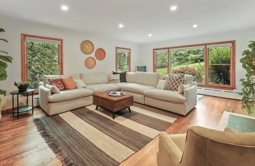 Pittsfield House | This house is a 3 bedroom(s), 1 bathrooms, located in Lanesborough, MA.