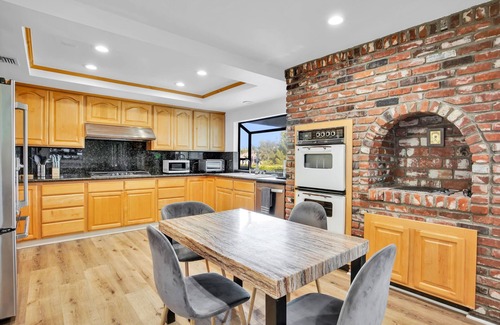 Porter Ranch House | This house is a 4 bedroom(s), 3 bathrooms, located in Los Angeles, CA.