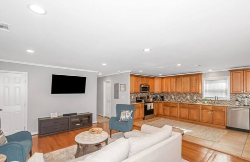 Church Street House | This house is a 5 bedrooms, 3 bathrooms, located in Atlanta, GA.
