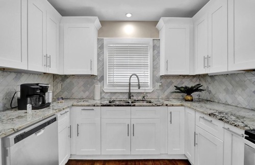 Buckhead House | This house is a 5 bedroom(s), 5.5 bathrooms, located in Atlanta, GA.