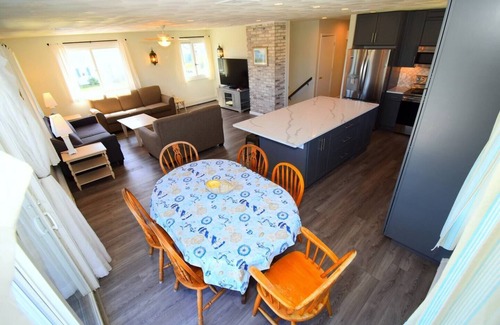 Eastward Look House | This house is a 5 bedroom(s), 2 bathrooms, located in Narragansett, RI.