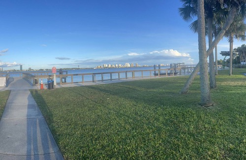 South Daytona House | This is a cozy up stairs one bedroom 5 min walk from riverfront