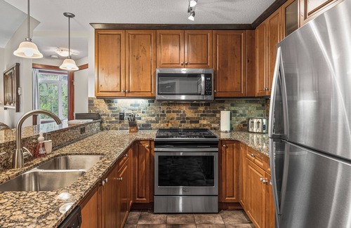 Canmore Condo | ~This is Canmore Living~ Pool, Hot Tub, Quiet End Unit, 2 King Beds, Walk to DT
