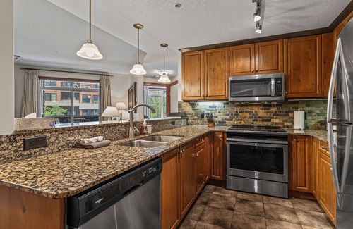 Canmore Condo | ~This is Canmore Living~ Pool, Hot Tub, Quiet End Unit, 2 King Beds, Walk to DT