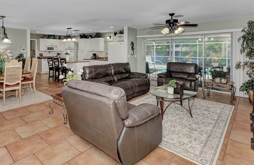 South Venice House | THIS IS THE HOUSE YOU'VE BEEN LOOKING FOR! 3 King Beds, Fence, Pets ok, Pool