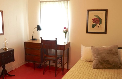 Mount Marion House | This light-filled two-story, cozy two-bed bedroom apartment High Woods farmhouse