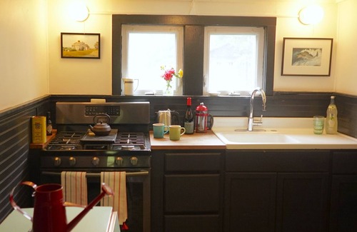 Mount Marion House | This light-filled two-story, cozy two-bed bedroom apartment High Woods farmhouse