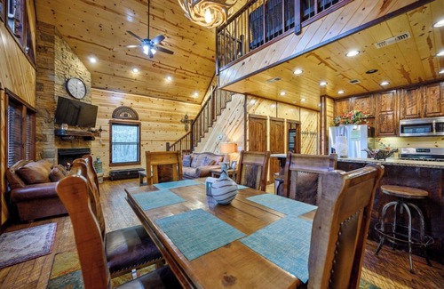 Broken Bow Cabin | This luxury two-bedroom luxury log cabin is designed and furnished in true rustic elegance. You will love the beautiful hand-scraped hardwood floors, giant hand-hewn dark oak beam accents to the knotty pine walls, granite counters, ceiling fans, stai